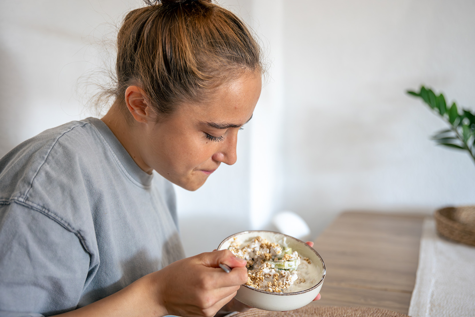 mladá-žena-je-zdravé-raňajky